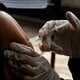 Ηνωμένο Βασίλειο: Ξεκίνησε η πρώτη στον κόσμο εκστρατεία εμβολιασμού κατά της γονόρροιας