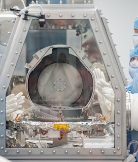 NASA opens OSIRIS-REx's asteroid-sample canister (photos)