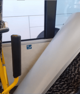 Ξεκόλλησε τμήμα οροφής λεωφορείου του ΟΑΣΘ και έπεσε στο κεφάλι επιβάτισσας