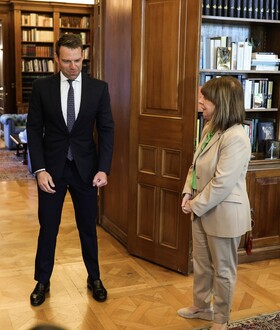 Αμοιβαία αμηχανία στην πρώτη συνάντηση Κασσελάκη- Σακελλαροπούλου