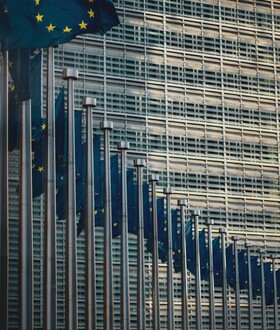 Ευρωπαϊκή Επιτροπή: Εγκρίνει την επαναφορά του «Ηρακλή» στις τράπεζες