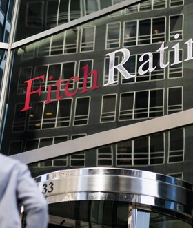 Ο οίκος Fitch έδωσε στην Ελλάδα την επενδυτική βαθμίδα