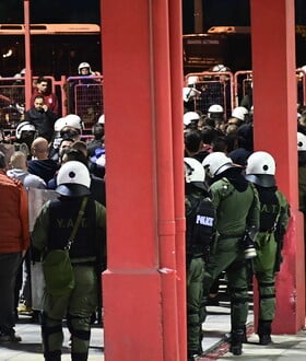 Καρδιακή ανακοπή για 10 λεπτά υπέστη ο αστυνομικός μετά τα επεισόδια στο Ολυμπιακός - Παναθηναϊκός