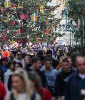 Εορταστικό ωράριο 2023: Πότε ξεκινά – Ποιες Κυριακές θα είναι ανοιχτά τα καταστήματα