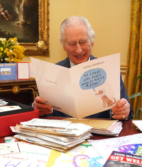 Ο βασιλιάς Κάρολος γελά με τις κάρτες που λαμβάνει- «Τουλάχιστον δεν χρειάζεται να φορέσεις κώνο»