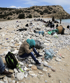 «Η Γαύδος των 70 κατοίκων δέχτηκε 800 ανθρώπους από τη θάλασσα» γράφει ο Guardian