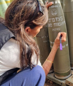 Η Νίκι Χέιλι έγραψε «αποτελειώστε τους» σε οβίδα του ισραηλινού στρατού