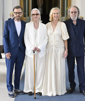 Οι ABBA επανενώθηκαν για να γίνουν ιππότες - Τιμήθηκαν από τη βασιλική οικογένεια της Σουηδίας