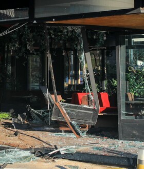 Τροχαίο στη λεωφόρο Συγγρού - Αυτοκίνητο έπεσε πάνω σε καφετέρια τα ξημερώματα
