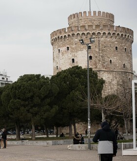 Θεσσαλονίκη: Ο δήμαρχος έπιασε στα «πράσα» πολίτη να αφήνει μπάζα σε κεντρικό δρόμο - Του έβαλε πρόστιμο