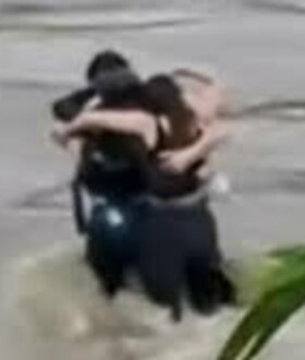 Σπαρακτικές σκηνές στην Ιταλία: Τρεις φίλοι αγκαλιάζονται πριν τους παρασύρουν τα ορμητικά νερά