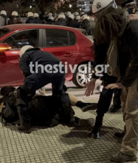 Θεσσαλονίκη: Ένταση και προσαγωγές στη διαμαρτυρία κατά παράστασης του Χριστόφορου Ζαραλίκου