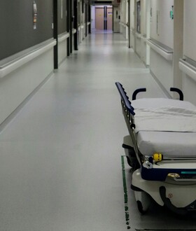 Λάρισα: «Έμεινε ώρα χωρίς οξυγόνο» λέει η γιαγιά του 9χρονο που πνίγηκε με πορτοκάλι σε σχολείο