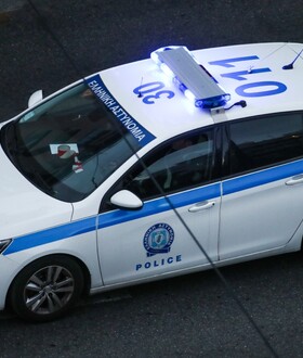 Ομόνοια: Βίντεο από τη στιγμή που οι εργαζόμενοι μεταφέρουν τον νεκρό άστεγο έξω από το εστιατόριο