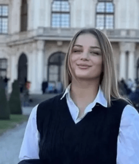Οι σπουδαστές της σχολής ΣΣΑΣ τίμησαν στην παρέλαση την Κλαούντια που σκοτώθηκε στα Τέμπη - Το σύνθημα που φώναξαν