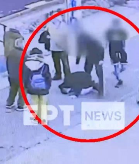Καλλιθέα: Η στιγμή της κατάρρευσης 18χρονου μετά από ληστεία με ξυλοδαρμό από ανήλικους