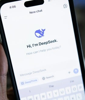 Οι ΗΠΑ παίρνουν μέτρα κατά της DeepSeek: Tο σενάριο Huawei επαναλαμβάνεται στην εποχή του AI