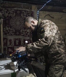 Ο εφιάλτης των drones στην Ουκρανία: Φίλια πυρά, χάος στις γραμμές και αυτοσχέδιες «ουράνιες φυλακές»