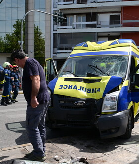 Ασθενοφόρο έπεσε σε κολώνα στο κέντρο της Αθήνας - Δύο πεζοί τραυματίστηκαν σοβαρά