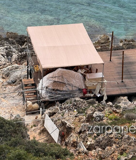 Χανιά: Έστησαν εξέδρα για beach bar πάνω σε βράχια σε περιοχή Natura