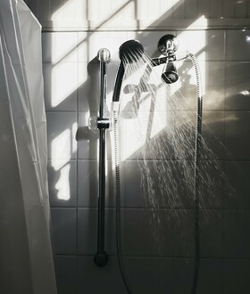 Γιατί δεν πρέπει να κάνουμε ντους εν μέσω καταιγίδας