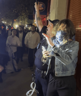Επίθεση σε γυναίκα από όχλο ορθόδοξων Εβραίων μετά από διαμαρτυρία στη συναγωγή του Μπρούκλιν