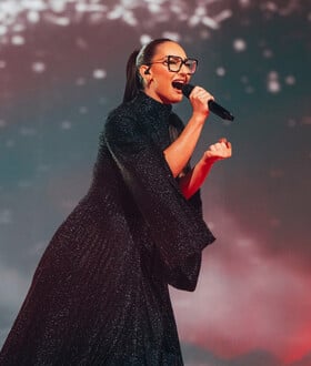 Eurovision 2025: Η στιγμή που η Klavdia τραγουδά την «Αστερομάτα» στην αρένα της Βασιλείας