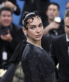 Dua Lipa, Έλτον Τζον και δεκάδες ακόμη καλλιτέχνες ζητούν νομική προστασία από την Τεχνητή Νοημοσύνη