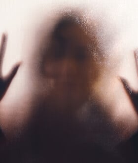 «Επί χρόνια σε ναρκώνω και σε βιάζω»: Το μαρτύριο Βρετανίδας από τον πρώην σύζυγό της