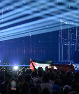 Eurovision 2025: Σήκωσαν σημαίες της Παλαιστίνης την ώρα που τραγουδούσε η εκπρόσωπος του Ισραήλ