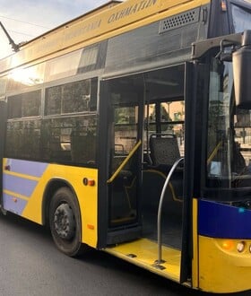 Ατύχημα με τρόλεϊ έξω από τη Βουλή - Έφυγε εξάρτημα