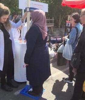 Τουρκία: Με το «έτσι θέλω» υπέρβαροι πολίτες υφίστανται έλεγχο και μετρήσεις βάρους δημσίως