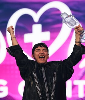 Eurovision 2025: Ποιος είναι ο JJ που οδήγησε την Αυστρία στην 1η θέση του διαγωνισμού;