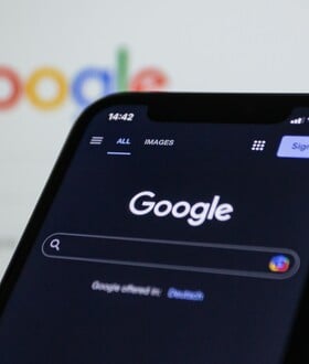 Κατασκευαστής ερωτικών βοηθημάτων καταγγέλλει στην ΕΕ τους κανόνες αναζήτησης της Google