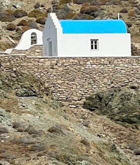 Γκρεμίζεται το εκκλησάκι στη βίλα του Αντώνη Ρέμου στη Μύκονο