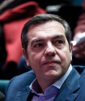 Τσίπρας: «Η χώρα βαλκανοποιείται» - «Έκανε εκατοντάδες χιλιάδες να εγκαταλείψουν τη χώρα» απαντά ο Μαρινάκης