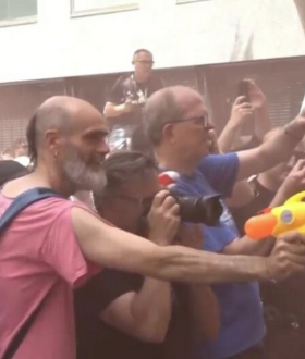 Με νεροπίστολα στους τουρίστες. χιλιάδες Ισπανοί διαδηλώνουν ενάντια στον υπερτουρισμό
