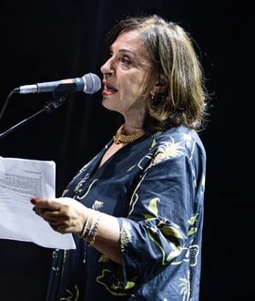 Η Χάρις Αλεξίου στη συναυλία για τη Γάζα: «Θα σας διαβάσω ποίημα, αφού δεν τραγουδώ»