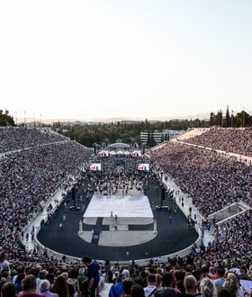 Χιλιάδες τίμησαν τον Μίκη Θεοδωράκη στο Καλλιμάρμαρο, έναν αιώνα από τη γέννησή του