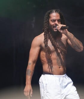 «Θάνατος στους IDF» - Το σύνθημα του Bobby Vylan στο Glastonbury που προκάλεσε αντιδράσεις
