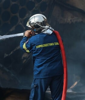 Φωτιά τώρα στον Πειραιά πίσω από το «Καραϊσκάκης»