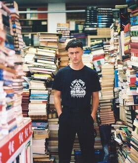 Eddie Dark: «Γράφω μουσική επειδή έχω σιχαθεί τα πάντα»