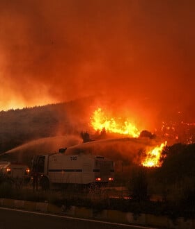 Ολονύκτια μάχη με τη φωτιά στην Τουρκία - Πάνω από 200 σπίτια και επιχειρήσεις στις φλόγες, δεκάδες ζώα νεκρά
