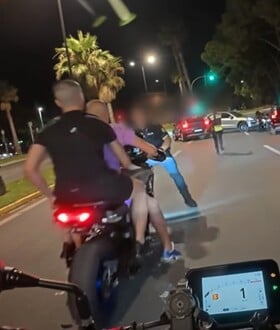 Βουλιαγμένη: Επεισοδιακό μπλόκο της Τροχαίας - Οδηγός μηχανής πήγε να παρασύρει αστυνομικό