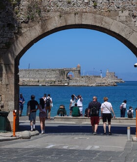 Ρόδος: Κινητό τηλέφωνο εκρήγνυται σε τσάντα τουρίστριας ενώ περπατά στην Παλιά Πόλη