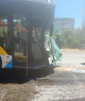 Βούλα: Τροχαίο με δύο λεωφορεία - Τουλάχιστον 10 τραυματίες