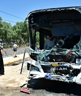 Τροχαίο με λεωφορεία στη Βούλα: Φρουρούμενη νοσηλεύεται η 55χρονη οδηγός - 14 επιβάτες παραμένουν στα νοσοκομεία