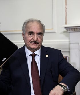 Τι σημαίνει το διπλωματικό επεισόδιο στη Λιβύη – Γιατί ο Χαφτάρ απέλασε την ευρωπαϊκή αποστολή από τη Βεγγάζη