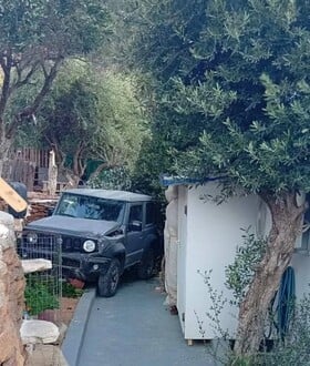 Τήνος: Τζιπ παρασύρθηκε από τον αέρα και έπεσε μέσα σε σπίτι