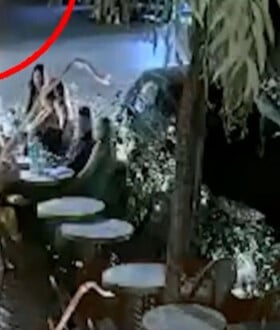 Τροχαίο στο Κολωνάκι: Βίντεο από στιγμή που το τζιπ πέφτει πάνω στο εστιατόριο